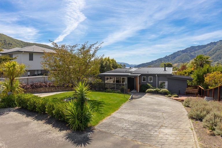 Photo of property in 11 Ranui Street, Waikawa, Picton, 7220