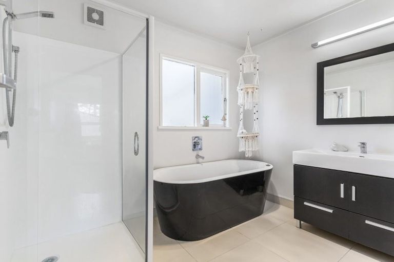 Photo of property in 22 Rosecamp Road, Beach Haven, Auckland, 0626