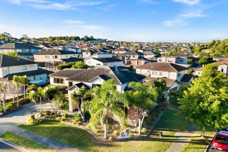 Photo of property in 1 Seresin Crescent, Flat Bush, Auckland, 2016