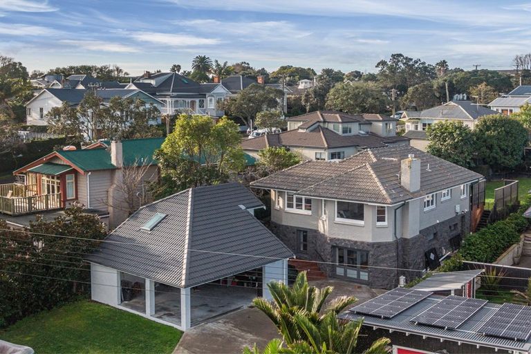 Photo of property in 18 Wairoa Road, Narrow Neck, Auckland, 0624