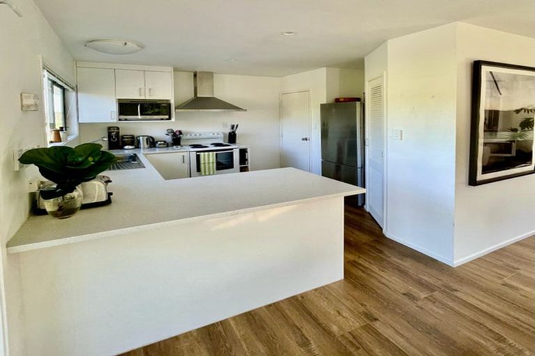 Photo of property in 2/56 Knightsbridge Drive, Forrest Hill, Auckland, 0620