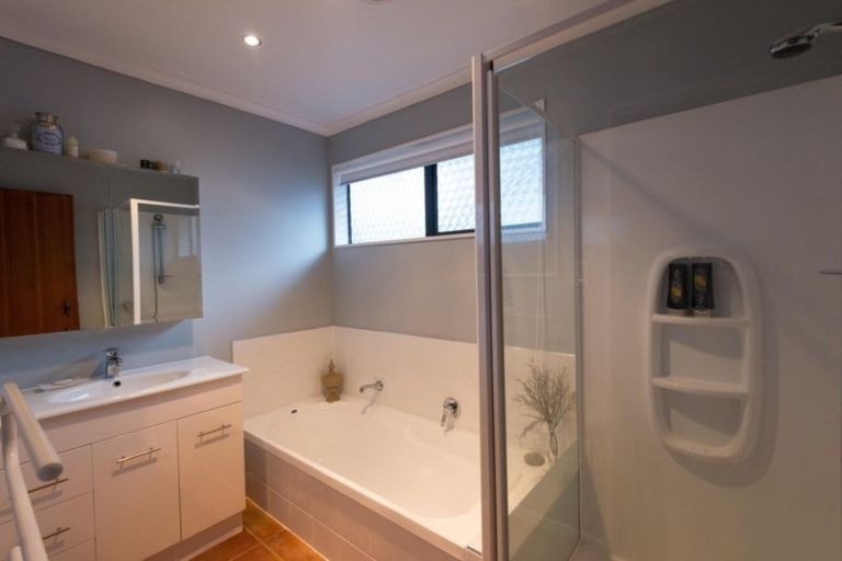 Photo of property in 33 Saint Aidans Way, Tawa, Wellington, 5028