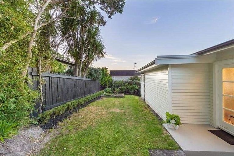 Photo of property in 8 Taumata Road, Castor Bay, Auckland, 0620