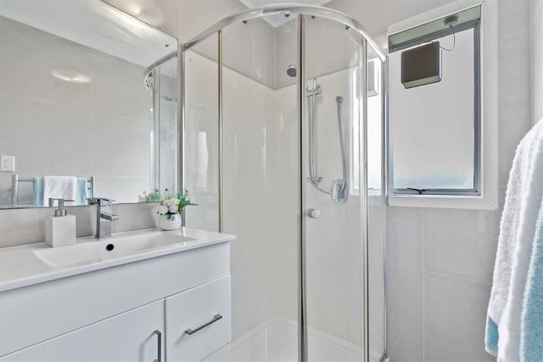 Photo of property in 1/2 Halberg Street, Glenfield, Auckland, 0629