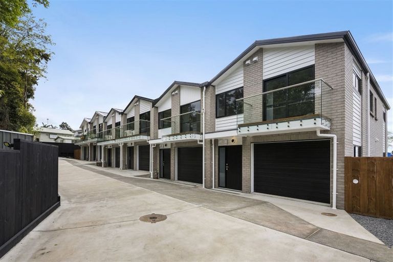 Photo of property in 10a Ballial Place, West Harbour, Auckland, 0618