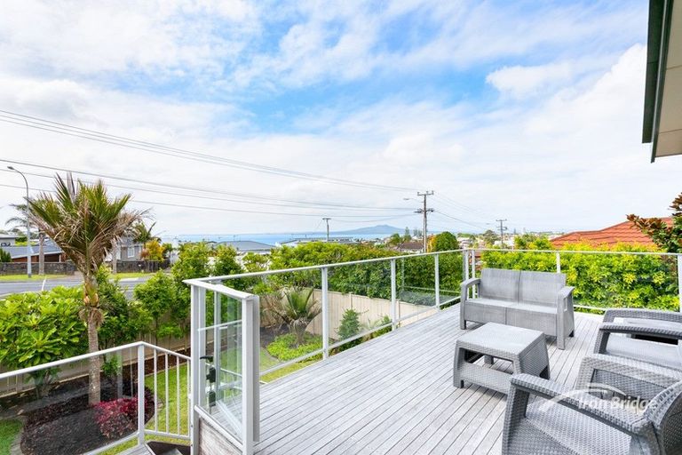 Photo of property in 3/108 East Coast Road, Forrest Hill, Auckland, 0620