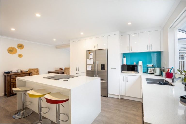 Photo of property in 8 York Crescent, Westown, New Plymouth, 4310