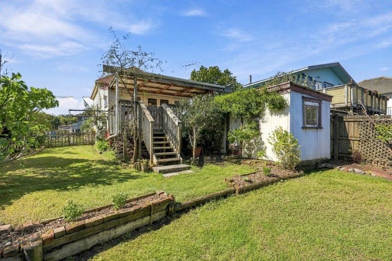 Photo of property in 25 Puriri Street, Helensville, 0800