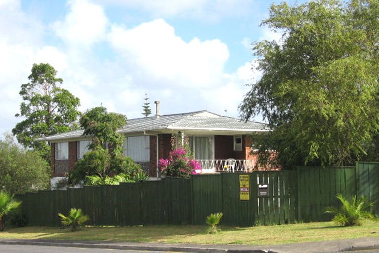 Photo of property in 1 Cyclarama Crescent, Massey, Auckland, 0614