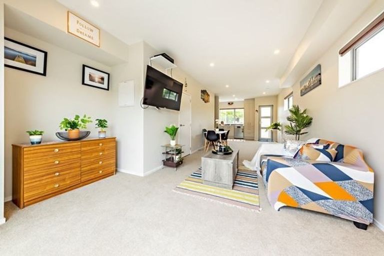 Photo of property in 28/11 Ray Small Drive, Papakura, 2110