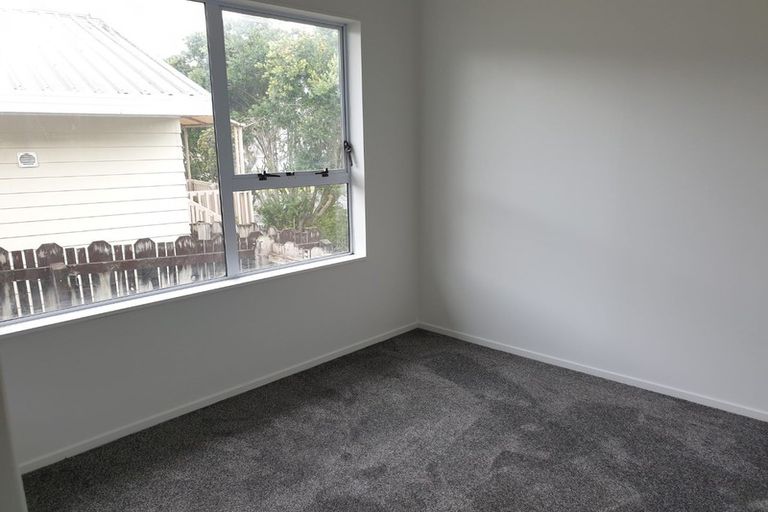 Photo of property in 1/2 Mallard Place, Unsworth Heights, Auckland, 0632