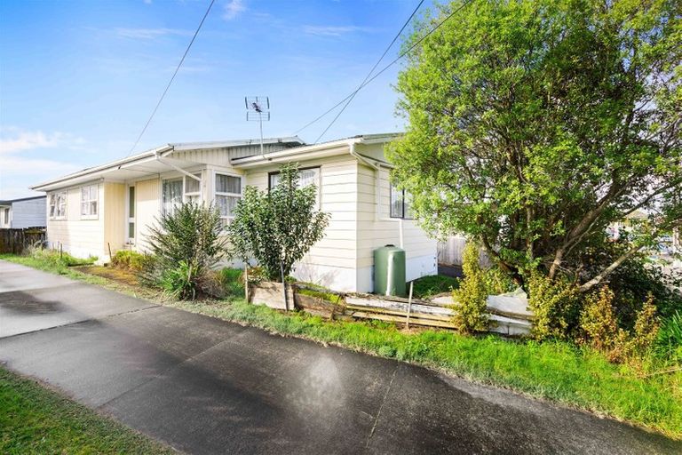 Photo of property in 1/8 Edwards Avenue, Henderson, Auckland, 0610