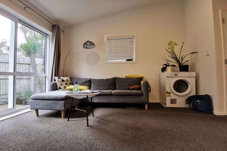 Photo of property in 3/30 John Jennings Drive, Oteha, Auckland, 0632