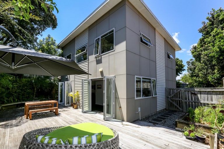 Photo of property in 30 Birdwood Avenue, Moturoa, New Plymouth, 4310