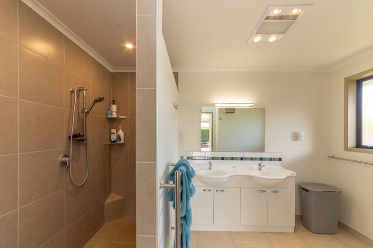 Photo of property in 48 Tennyson Avenue, Kelvin Grove, Palmerston North, 4414