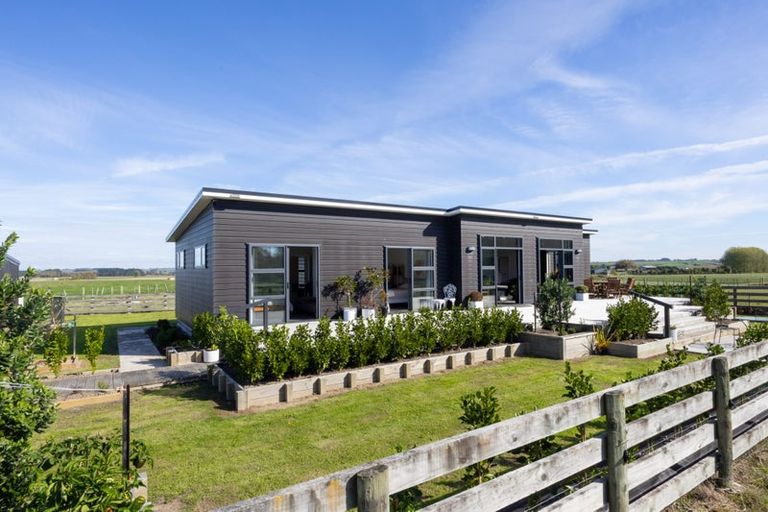 Photo of property in 567 Lethbridge Road, Halcombe, 4775