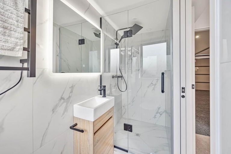 Photo of property in 2/25 Taikata Road, Te Atatu Peninsula, Auckland, 0610