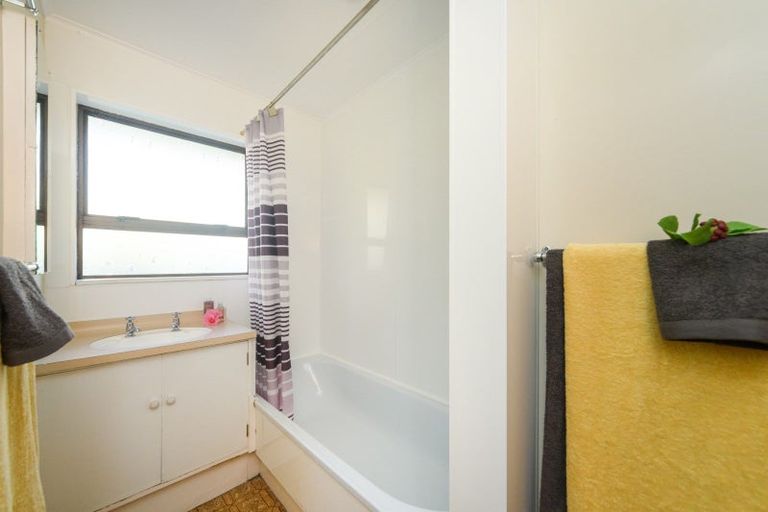 Photo of property in 18 Westmere Place, Takaro, Palmerston North, 4412