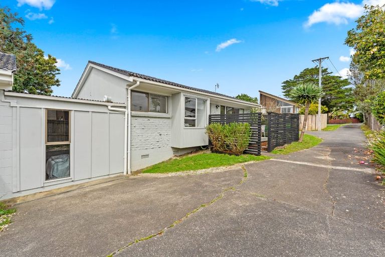 Photo of property in 1/307a Wairau Road, Totara Vale, Auckland, 0627