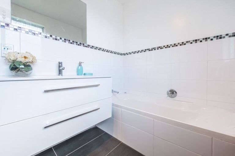 Photo of property in 1 Regatta Road, Torbay, Auckland, 0630