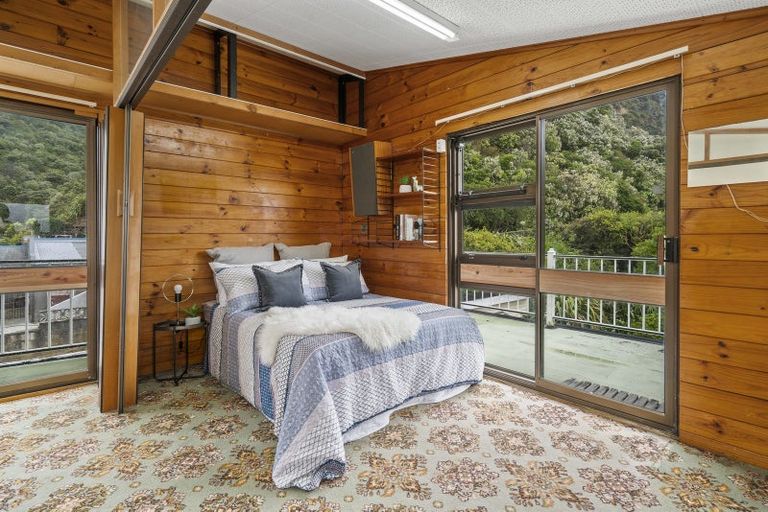 Photo of property in 77 Breaker Bay Road, Breaker Bay, Wellington, 6022