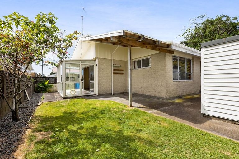 Photo of property in 1/2 Selwyn Street, Lower Vogeltown, New Plymouth, 4310