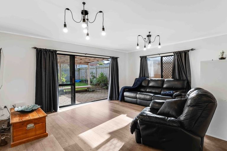 Photo of property in 2/19 Sailfish Drive, West Harbour, Auckland, 0618