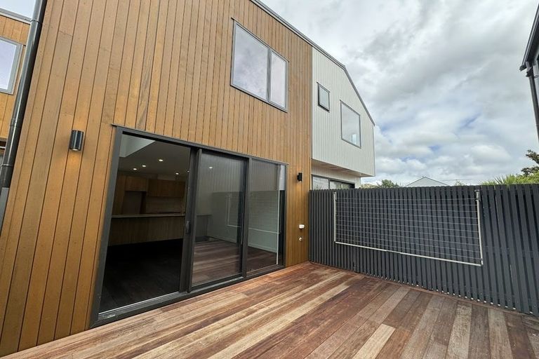 Photo of property in 2/323 Riverside Drive, Waterloo, Lower Hutt, 5011