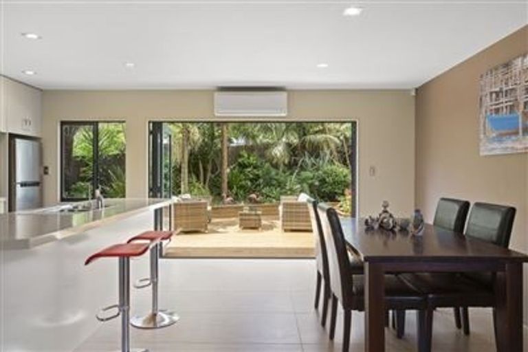 Photo of property in 2/71 Pupuke Road, Northcote, Auckland, 0627