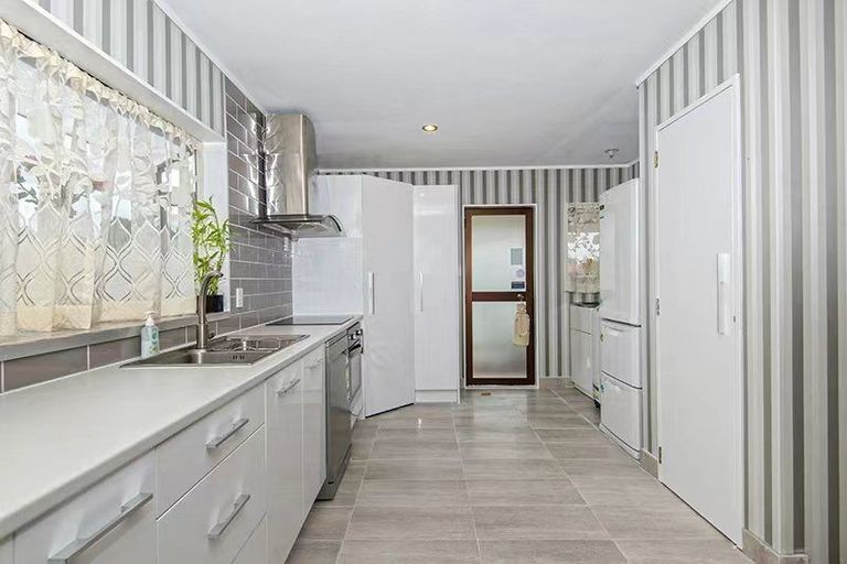 Photo of property in 8 De Quincey Terrace, Highland Park, Auckland, 2010