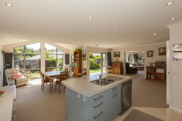 Photo of property in 21 Cascade Way, Paraparaumu, 5032