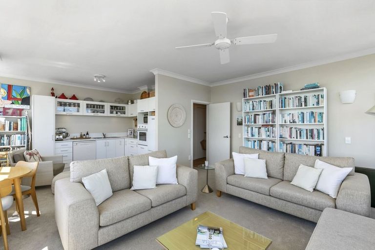 Photo of property in Rona House, 33 Rimu Street, Eastbourne, Lower Hutt, 5013