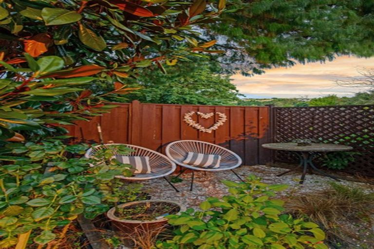 Photo of property in 15 Castle Way, Beckenham, Christchurch, 8023