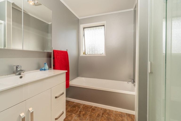 Photo of property in 46 Chislehurst Street, Henderson, Auckland, 0612