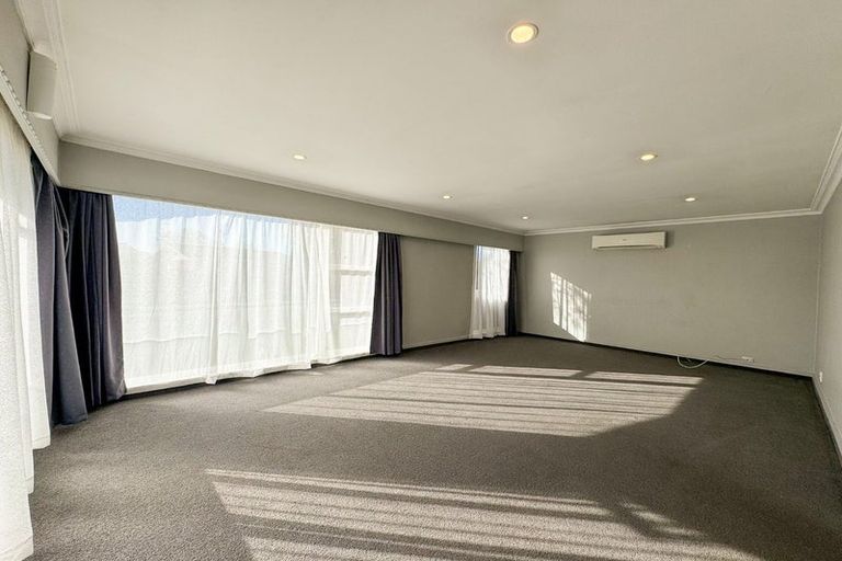 Photo of property in 21 Rosedale Place, Avonhead, Christchurch, 8042