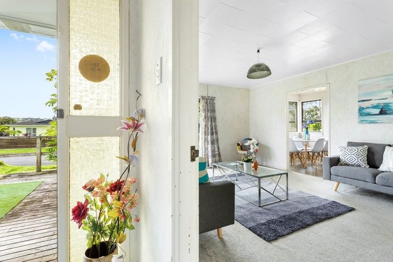 Photo of property in 23 Larissa Avenue, Henderson, Auckland, 0610