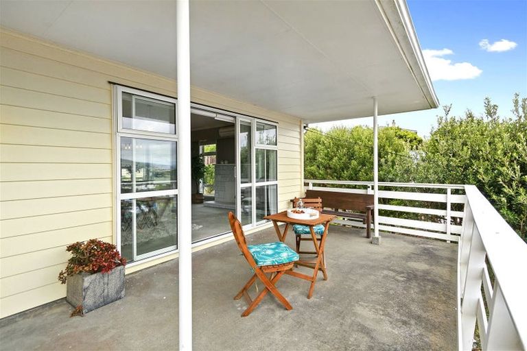 Photo of property in 42 Turville Crescent, Newlands, Wellington, 6037