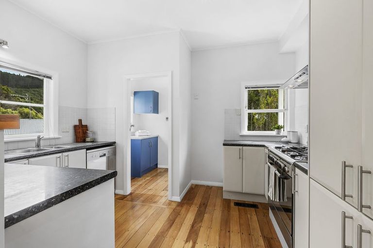 Photo of property in 18 Hampton Hill Road, Tawa, Wellington, 5028