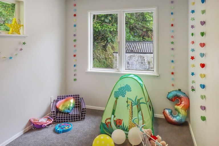 Photo of property in 15 James Grove, Stokes Valley, Lower Hutt, 5019