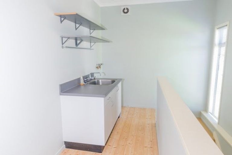 Photo of property in 42 Dress Circle, Newlands, Wellington, 6037