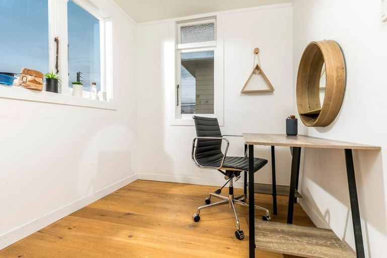 Photo of property in 24 Sulphur Beach Road, Northcote Point, Auckland, 0627