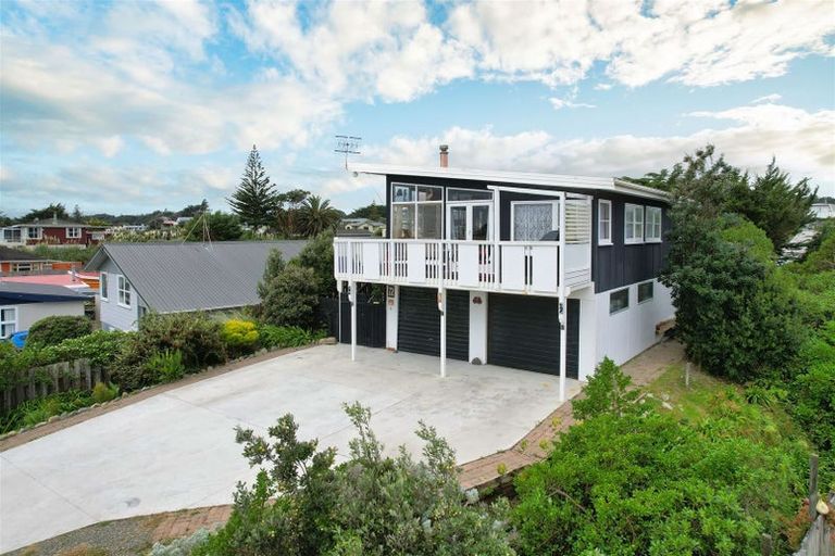 Photo of property in 72 Park Avenue, Waitarere Beach, Levin, 5510