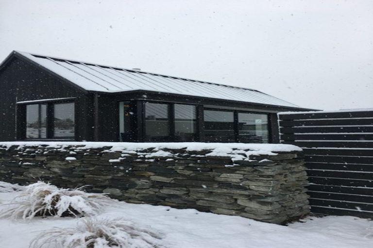 Photo of property in 2 Fife Court, Jacks Point, Queenstown, 9371
