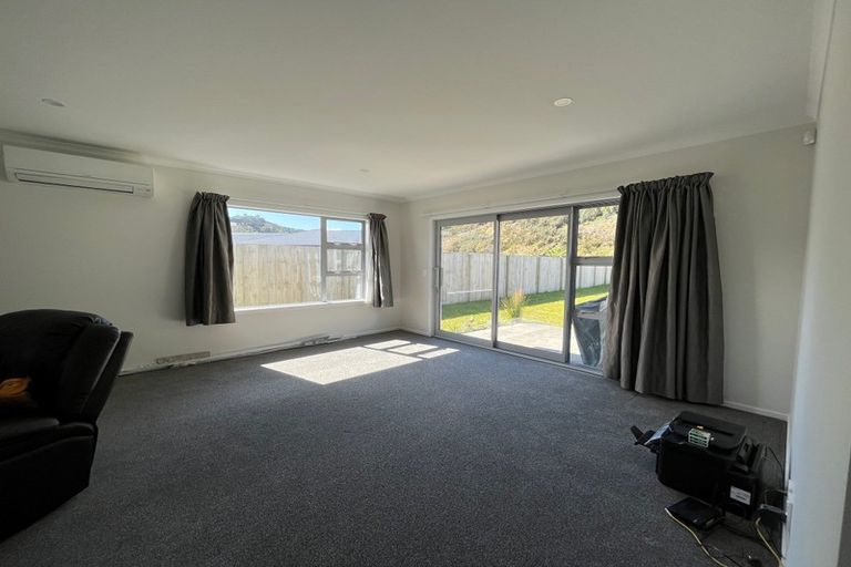 Photo of property in 17 Barry Groucott Grove, Wainuiomata, Lower Hutt, 5014