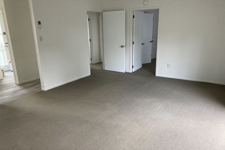 Photo of property in 1/247 Wairau Road, Totara Vale, Auckland, 0627