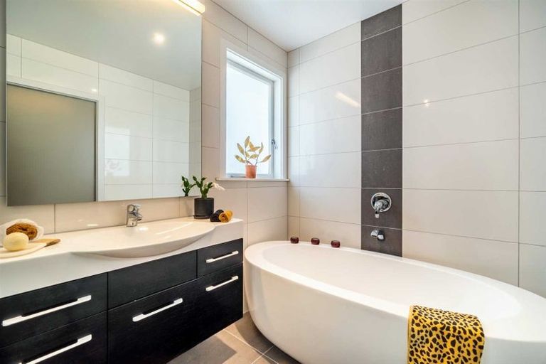 Photo of property in 1/15 Colonial Road, Chatswood, Auckland, 0626