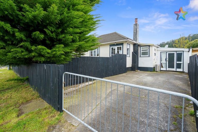 Photo of property in 2 Homedale Road, Wainuiomata, Lower Hutt, 5014