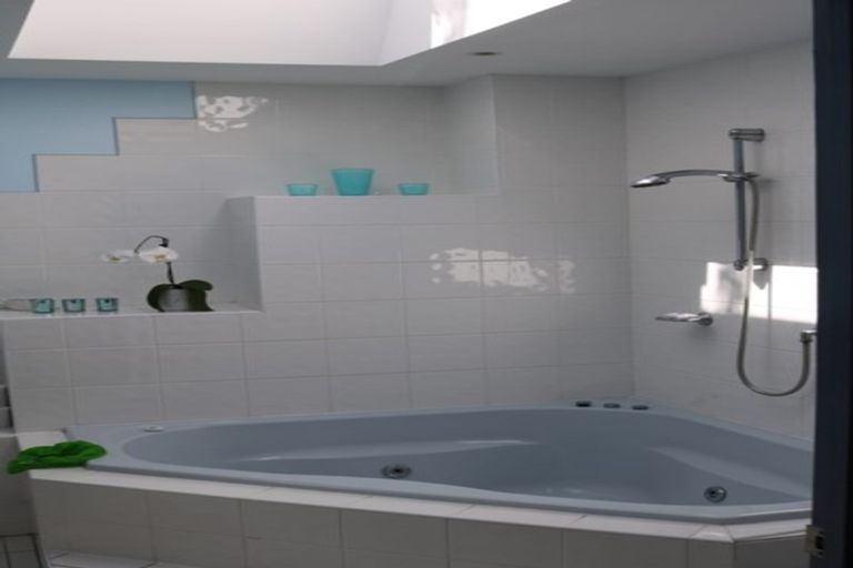 Photo of property in 18 Rewa Place, Russell, 0202