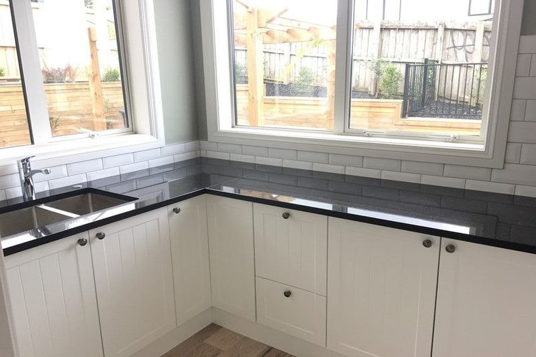 Photo of property in 18 Colliston Rise, Pinehill, Auckland, 0632