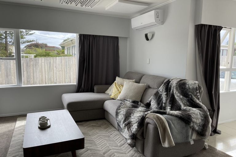 Photo of property in 1/12 Tonar Street, Northcote, Auckland, 0627